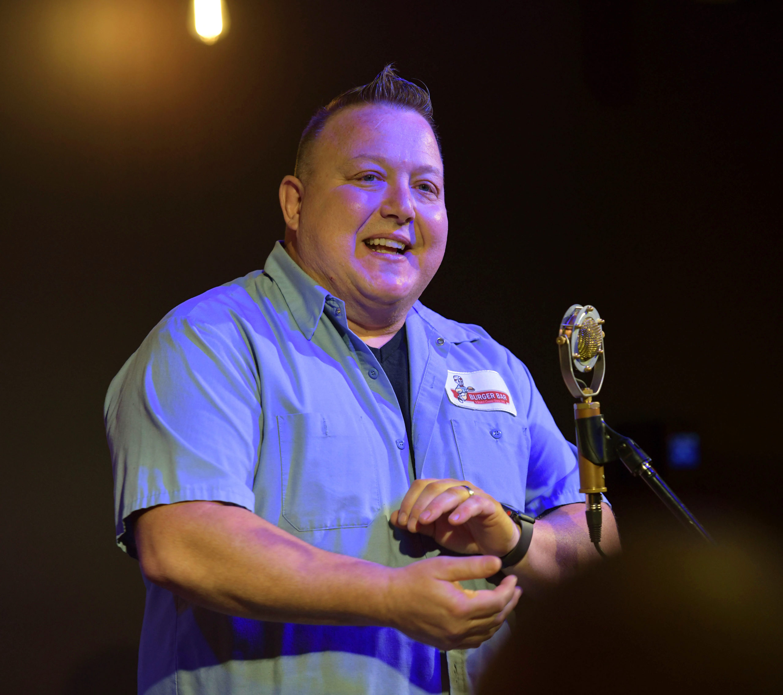 Joe at the mic describing his perfect chili.