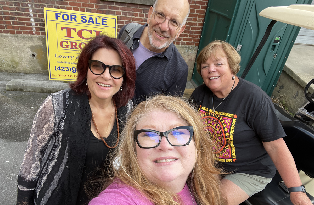 Photo of Rosanne Cash, her manager Danny Kahn, Leah Ross, and Charlene Baker